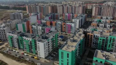 Sofievskaya Borshagovka, Kiev bölgesi, Ukrayna - Eylül 2020: apartmanların hava manzarası. Renkli apartmanlar. Yeni yerleşim alanı.