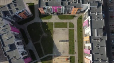 Sofievskaya Borshagovka, Kiev bölgesi, Ukrayna - Eylül 2020: apartmanların hava manzarası. Renkli apartmanlar. Yeni yerleşim alanı.