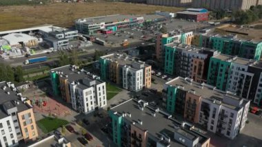 Sofievskaya Borshagovka, Kiev bölgesi, Ukrayna - Eylül 2020: apartmanların hava manzarası. Renkli apartmanlar. Yeni yerleşim alanı.