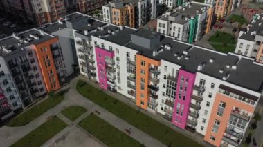 Sofievskaya Borshagovka, Kiev bölgesi, Ukrayna - Eylül 2020: apartmanların hava manzarası. Renkli apartmanlar. Yeni yerleşim alanı.
