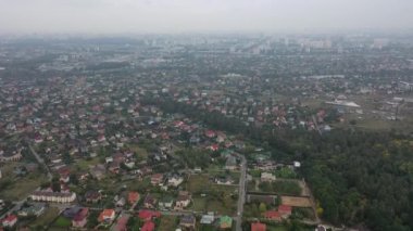 Sofiyevskaya Borshchagovka, Kiev bölgesi, Ukrayna - Eylül 2020: Kulübelerin ve apartmanların havadan görünüşü. Şehrin yakınındaki özel sektör.