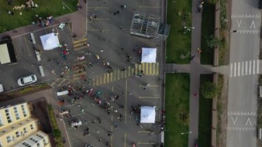 Sofievskaya Borschagovka, Kiev bölgesi, Ukrayna - Eylül 2020: kulübelerin ve apartmanların hava manzarası. Şehrin yakınındaki özel sektör. Şükran Günü tatili Sa 'nın önünde çok insan var.