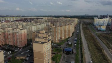 Sofievskaya Borschagovka, Kiev bölgesi, Ukrayna - Eylül 2020: kulübelerin ve apartmanların hava manzarası. Şehrin yakınındaki özel sektör. Şükran Günü tatili Sa 'nın önünde çok insan var.