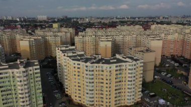 Sofievskaya Borschagovka, Kiev bölgesi, Ukrayna - Eylül 2020: kulübelerin ve apartmanların hava manzarası. Şehrin yakınındaki özel sektör. Şükran Günü tatili Sa 'nın önünde çok insan var.