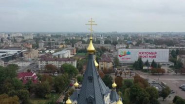 Avrupa, Zhytomyr, Ukrayna - Ekim 2020: Zhytomyr şehri manzarası. Yüksek bir yerden şehrin manzarası. Yaz şehri Zhytomyr. Kiliseye. Kilise kubbeleri. Hava görünümü