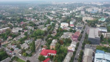 Avrupa, Zhytomyr, Ukrayna - Ekim 2020: Zhytomyr şehri manzarası. Yüksek bir yerden şehrin manzarası. Yaz şehri Zhytomyr.