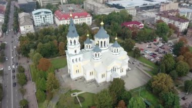 Avrupa, Zhytomyr, Ukrayna - Ekim 2020: Zhytomyr şehri manzarası. Yüksek bir yerden şehrin manzarası. Yaz şehri Zhytomyr. Kiliseye. Kilise kubbeleri. Hava görünümü
