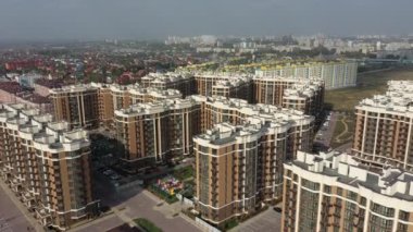 Sofievskaya Borschagovka, Kiev bölgesi, Ukrayna - Ekim 2020: apartmanların hava manzarası. Renkli binalar. Yeni yerleşim bölgesi. Yeni evlerin inşaatı.