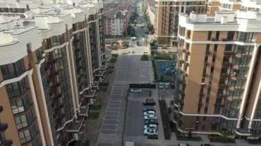 Sofievskaya Borschagovka, Kiev bölgesi, Ukrayna - Ekim 2020: apartmanların hava manzarası. Renkli binalar. Yeni yerleşim bölgesi. Yeni evlerin inşaatı.