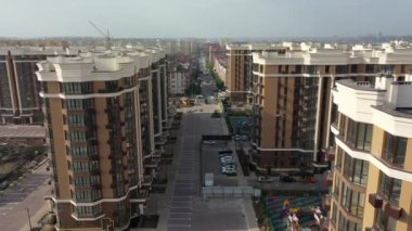 Sofievskaya Borschagovka, Kiev bölgesi, Ukrayna - Ekim 2020: apartmanların hava manzarası. Renkli binalar. Yeni yerleşim bölgesi. Yeni evlerin inşaatı.