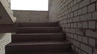 Bitmemiş ev inşaatı. İnşaat alanının arka planında beyaz tuğla var. İnşaat manzarası içeriden. Binanın iç onarım çalışmaları..