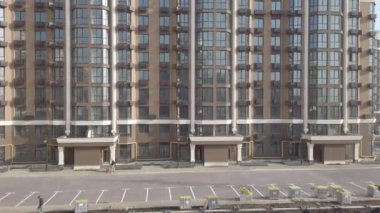 Bitmemiş ev inşaatı. İnşaat alanının arka planında beyaz tuğla var. İnşaat manzarası içeriden. Binanın iç onarım çalışmaları..