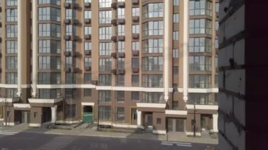 Bitmemiş ev inşaatı. İnşaat alanının arka planında beyaz tuğla var. İnşaat manzarası içeriden. Binanın iç onarım çalışmaları..