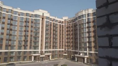 Bitmemiş ev inşaatı. İnşaat alanının arka planında beyaz tuğla var. İnşaat manzarası içeriden. Binanın iç onarım çalışmaları..