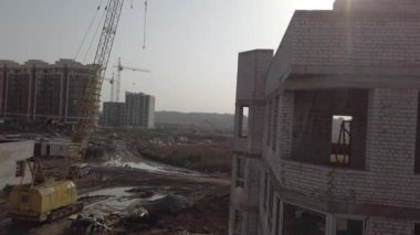 Bitmemiş ev inşaatı. İnşaat alanının arka planında beyaz tuğla var. İnşaat manzarası içeriden. Binanın iç onarım çalışmaları..