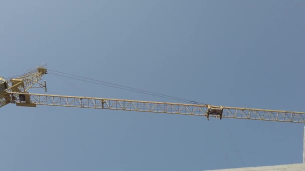 Unvollendeter Hausbau. Weißer Backstein auf dem Hintergrund der Baustelle. Blick auf den Bau von innen. Interne Reparaturarbeiten des Betriebsgeländes. — Stockvideo