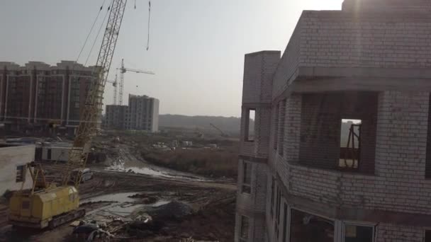 Unfinished house construction. White brick on the background of the construction site. Construction view from the inside. Internal repair work of the premises. — Stock Video