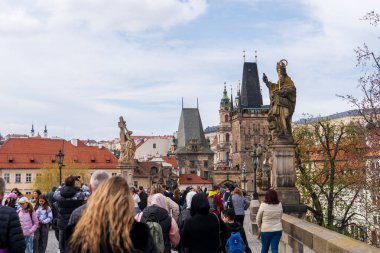 Prag, Çek Cumhuriyeti - 5 Nisan 2025: Vltava Nehri üzerindeki Charles Köprüsü manzarası