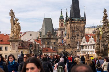 Prag, Çek Cumhuriyeti - 5 Nisan 2025: Vltava Nehri üzerindeki Charles Köprüsü manzarası