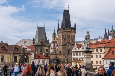 Prag, Çek Cumhuriyeti - 5 Nisan 2025: Vltava Nehri üzerindeki Charles Köprüsü manzarası