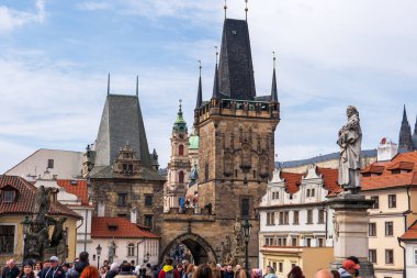 Prag, Çek Cumhuriyeti - 5 Nisan 2025: Vltava Nehri üzerindeki Charles Köprüsü manzarası