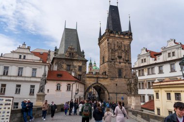 Prag, Çek Cumhuriyeti - 5 Nisan 2025: Vltava Nehri üzerindeki Charles Köprüsü manzarası