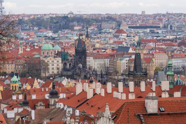 Prag, Çek Cumhuriyeti - 5 Nisan 2025: Vltava Nehri üzerindeki Charles Köprüsü manzarası. Şehrin havadan görünüşü.