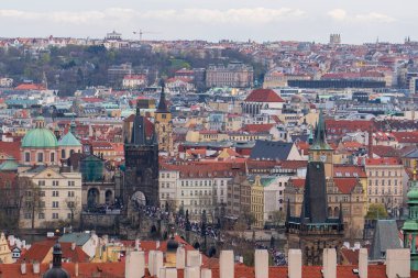 Prag, Çek Cumhuriyeti - 5 Nisan 2025: Vltava Nehri üzerindeki Charles Köprüsü manzarası. Şehrin havadan görünüşü.