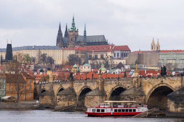 Prag, Çek Cumhuriyeti - 5 Nisan 2025: Charles Köprüsü ve Vltava Nehri 'nin yanından geçen gemileri görmek.