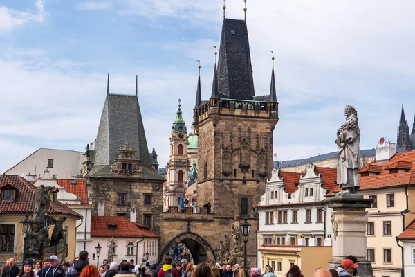 Prag, Çek Cumhuriyeti - 5 Nisan 2025: Vltava Nehri üzerindeki Charles Köprüsü manzarası