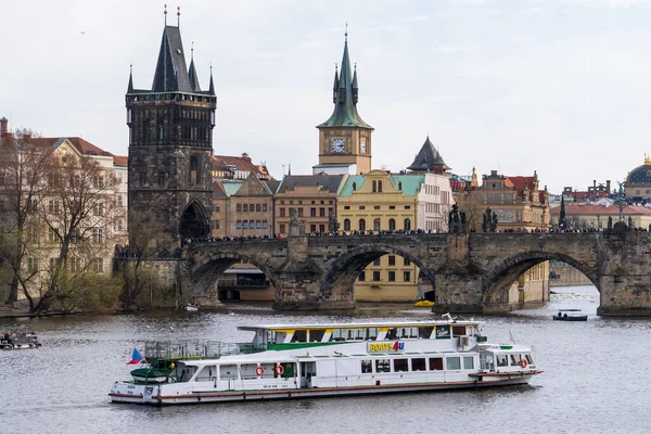 Prag, Çek Cumhuriyeti - 5 Nisan 2025: Charles Köprüsü ve Vltava Nehri 'nin yanından geçen gemileri görmek.