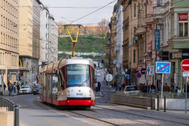 Prag, Çek Cumhuriyeti - 5 Nisan 2025: Şehrin merkez caddesinin manzarası. Yol trafiği.