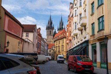 Prag, Çek Cumhuriyeti - 5 Nisan 2025: Şehir manzarası. Tyn Kilisesi