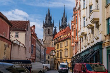 Prag, Çek Cumhuriyeti - 5 Nisan 2025: Şehir manzarası. Tyn Kilisesi