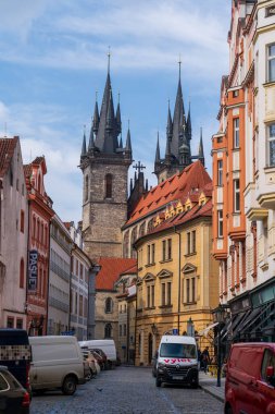 Prag, Çek Cumhuriyeti - 5 Nisan 2025: Şehir manzarası. Tyn Kilisesi