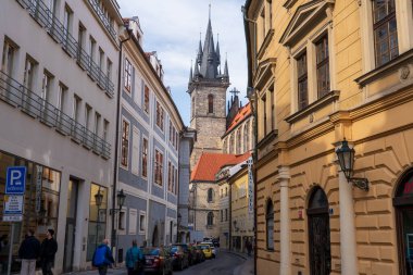 Prag, Çek Cumhuriyeti - 5 Nisan 2025: Şehir manzarası. Tyn Kilisesi