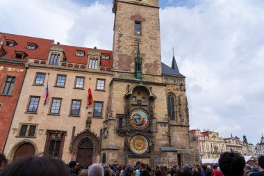 Prag, Çek Cumhuriyeti - 5 Nisan 2025: Şehir manzarası. Eski kasaba meydanı. Prag Astronomik Saati