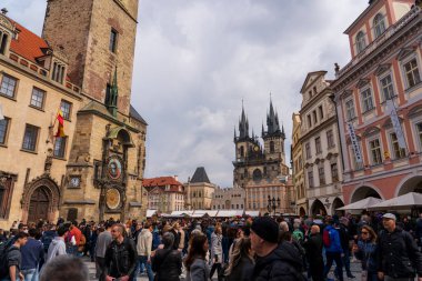 Prag, Çek Cumhuriyeti - 5 Nisan 2025: Şehir manzarası. Eski kasaba meydanı. Prag Astronomik Saati