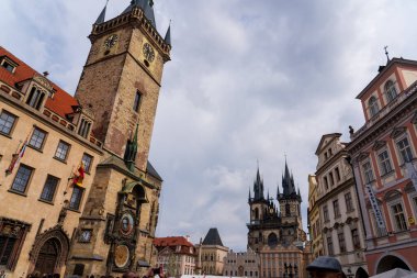 Prag, Çek Cumhuriyeti - 5 Nisan 2025: Şehir manzarası. Eski kasaba meydanı. Prag Astronomik Saati