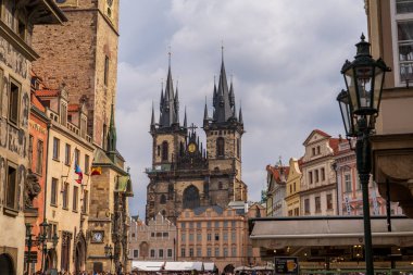 Prag, Çek Cumhuriyeti - 5 Nisan 2025: Şehrin merkez caddesinin manzarası. Yol trafiği.