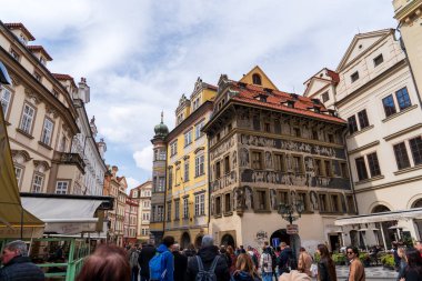 Prag, Çek Cumhuriyeti - 5 Nisan 2025: Şehrin merkez caddesinin manzarası. Yol trafiği.