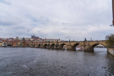 Prag, Çek Cumhuriyeti - 5 Nisan 2025: Şehrin merkez caddesinin manzarası. Yol trafiği.