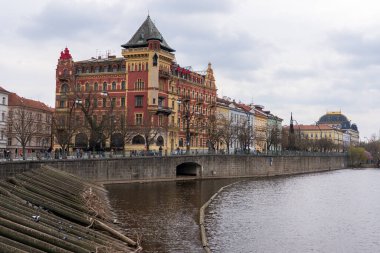 Prag, Çek Cumhuriyeti - 5 Nisan 2025: Şehrin merkez caddesinin manzarası. Yol trafiği.