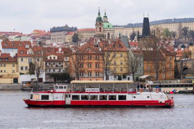 Prag, Çek Cumhuriyeti - 5 Nisan 2025: Şehrin merkez caddesinin manzarası. Yol trafiği.