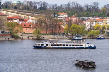 Prag, Çek Cumhuriyeti - 5 Nisan 2025: Şehrin merkez caddesinin manzarası. Yol trafiği.