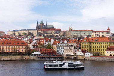 Prag, Çek Cumhuriyeti - 5 Nisan 2025: Prag Şatosu ve St. Vitus Rotunda