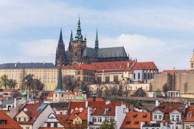 Prag, Çek Cumhuriyeti - 5 Nisan 2025: Prag Şatosu ve St. Vitus Rotunda