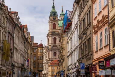 Prag, Çek Cumhuriyeti - 5 Nisan 2025: Şehrin merkez caddesinin manzarası. Yol trafiği.