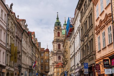 Prag, Çek Cumhuriyeti - 5 Nisan 2025: Şehrin merkez caddesinin manzarası. Yol trafiği.