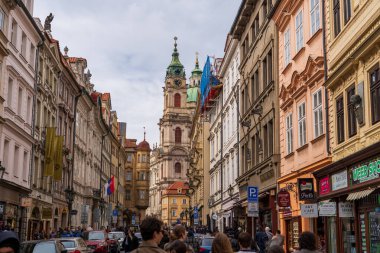 Prag, Çek Cumhuriyeti - 5 Nisan 2025: Şehrin merkez caddesinin manzarası. Yol trafiği.